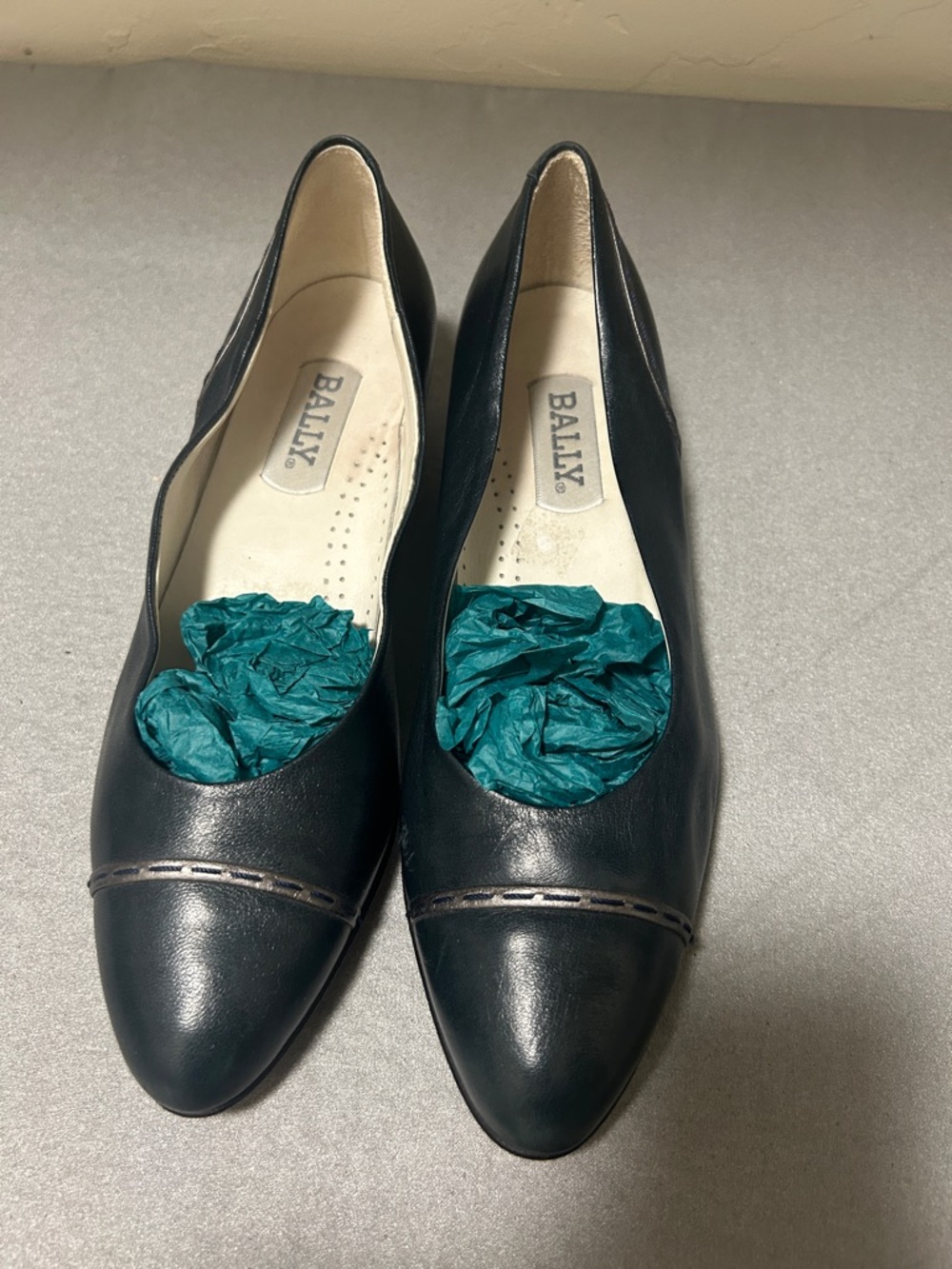 Bally Women's dark green Leather Pointed-Toe Flats ( vintage)